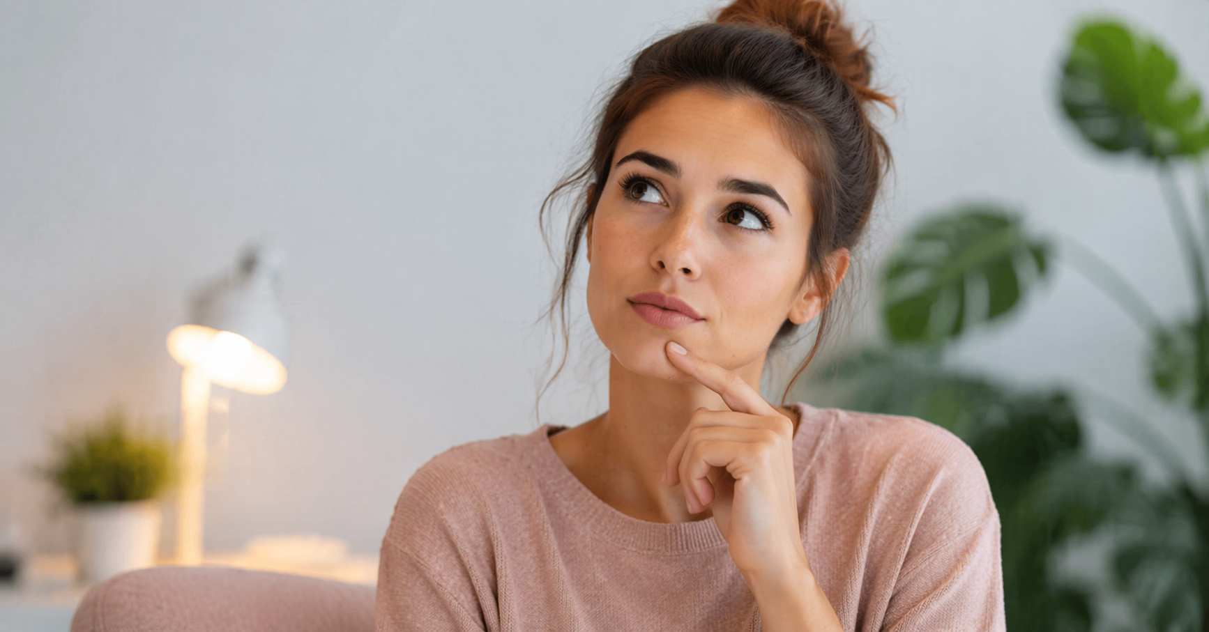 Nachdenkliche Frau schaut nach oben und wirkt neugierig und nachdenklich in ruhiger Umgebung