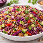 Rotkohl-Quinoa-Salat mit frischen Zutaten – gesunder, bunter Salat reich an Nährstoffen