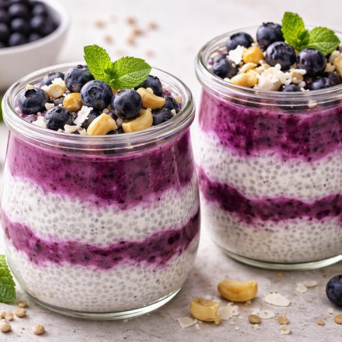 Wild-Heidelbeeren-Chiasamen-Gläschen mit Cashewkernen – gesundes Frühstück mit Superfoods