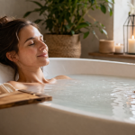 Frau entspannt in der Badewanne bei einem Basenbad und unterstützt ihren Körper bei Entgiftung und Regeneration