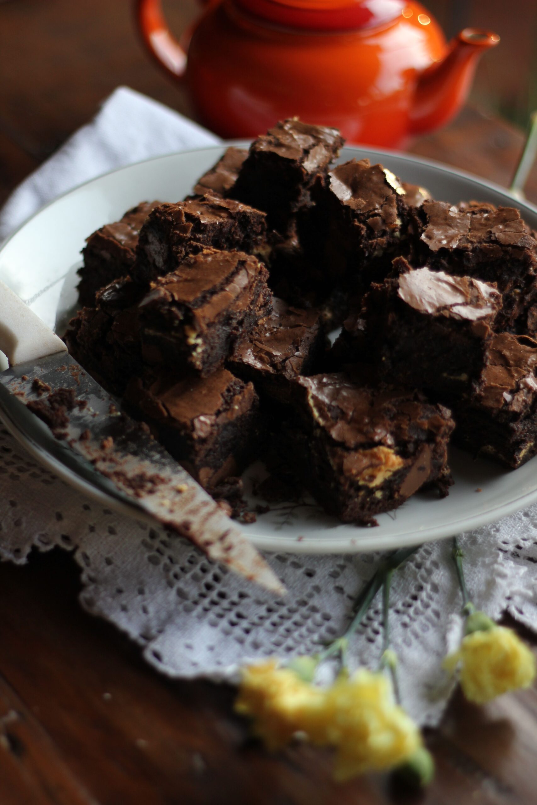 Saftige zuckerfreie Brownies auf einem Teller – schokoladiges Rezept ohne raffinierten Zucker.