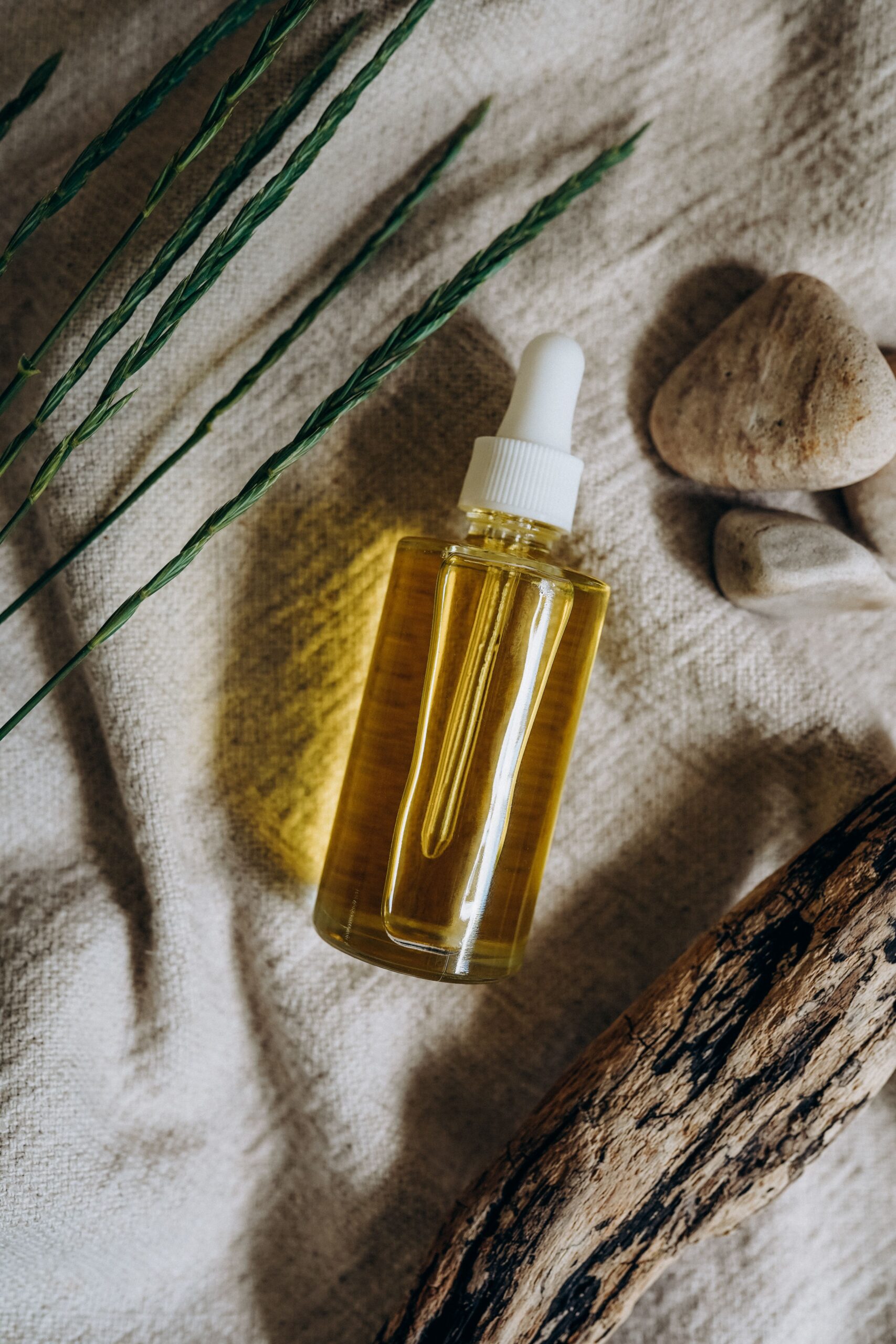 Natürliche Glasflasche mit hochwertigem Algenöl auf Leinenstoff – pflanzliche Omega-3-Quelle für eine gesunde Ernährung.