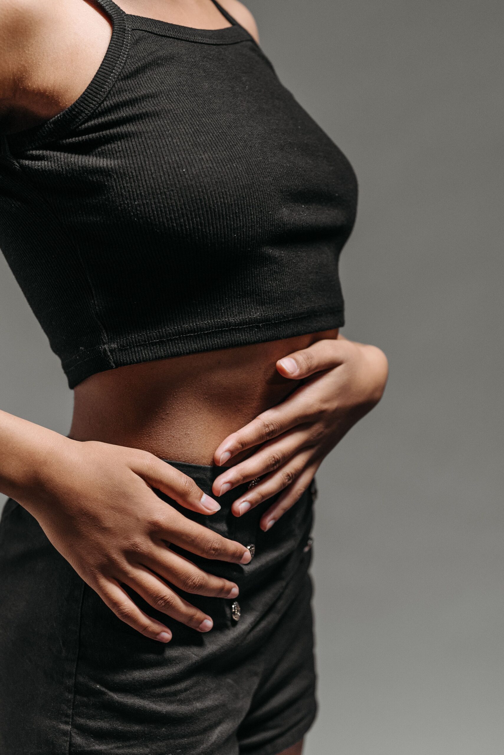 Frau hält beide Hände auf ihren Bauch – Symbolbild für Darmgesundheit, Verdauung und ein gesundes Bauchgefühl.